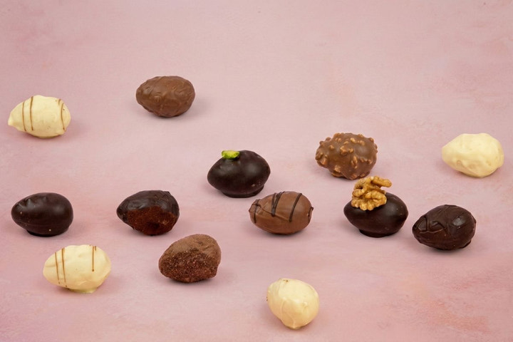 Fine Layer Cake Bites (in chocolate)